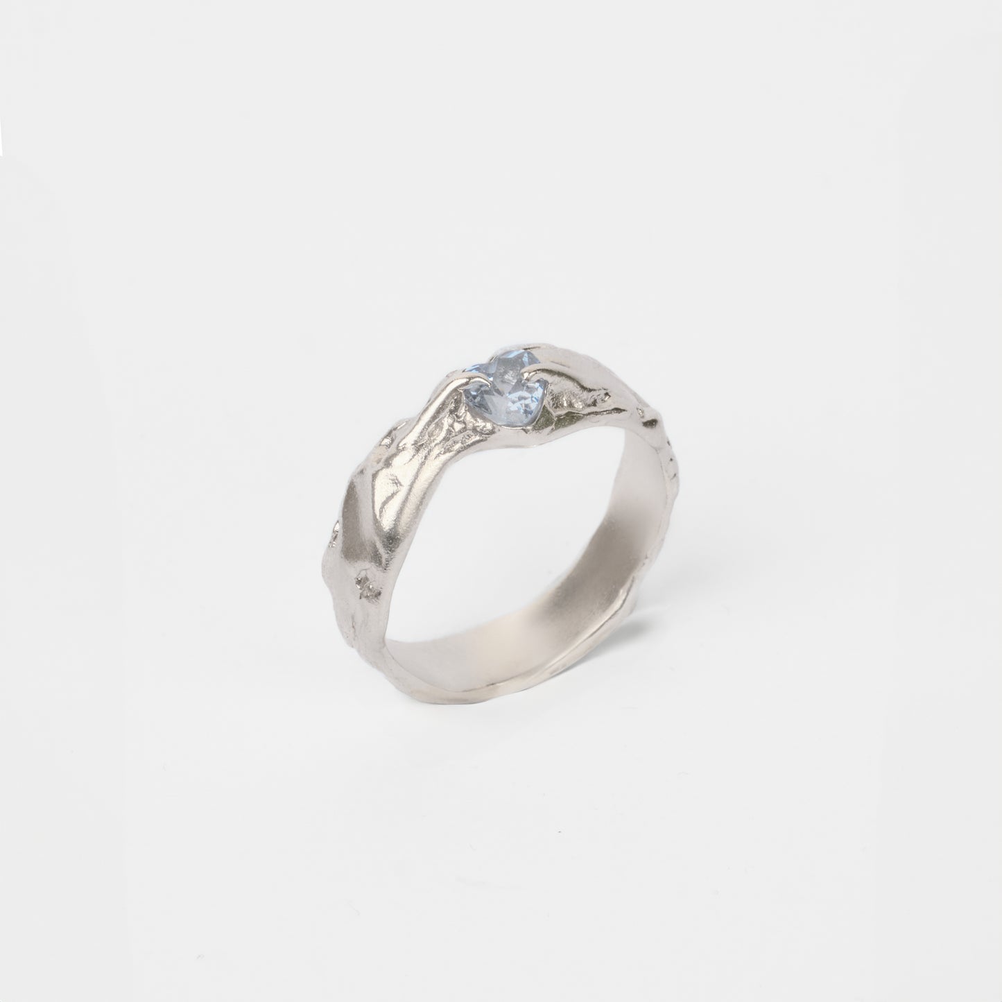 RSST01 // Anillo de plata con topacio azul en forma de corazón