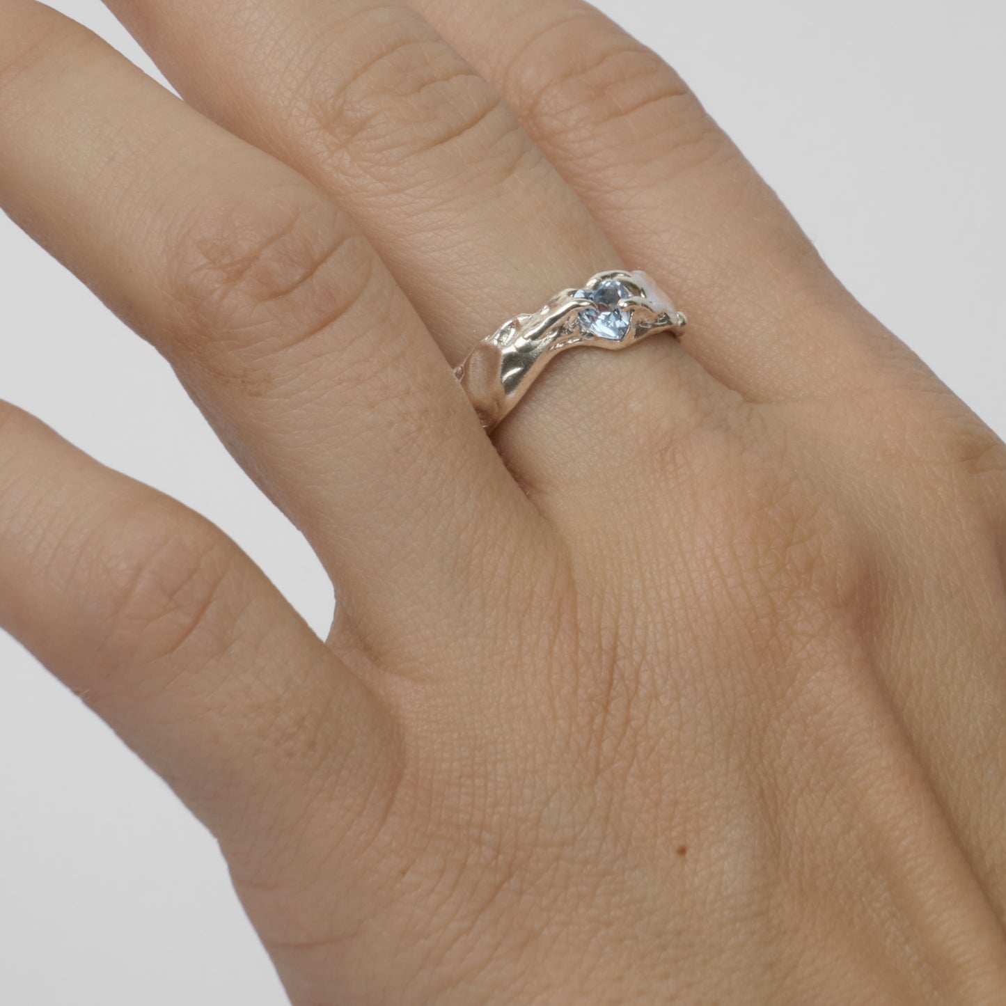 RSST01 // Anillo de plata con topacio azul en forma de corazón